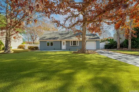 19 Cedar Ridge Dr, Ridge, NY 11961
