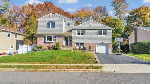 20 Eleanor Rd, Plainview, NY 11803