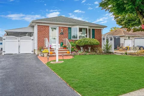68 8th St, Hicksville, NY 11801
