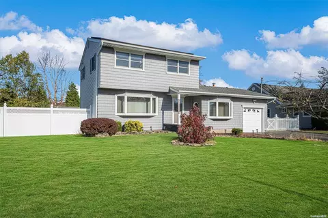 175 Russell Rd, Oakdale, NY 11769