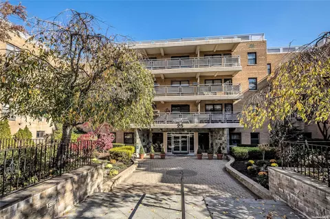 25 Park Pl #1 EE, North Hempstead, NY 11021