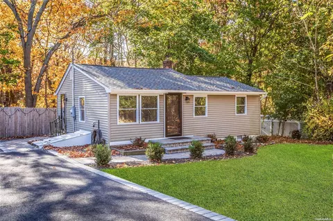36 Plandome Rd, Sound Beach, NY 11789