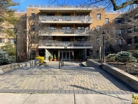 25 Park Pl #2B, North Hempstead, NY 11021