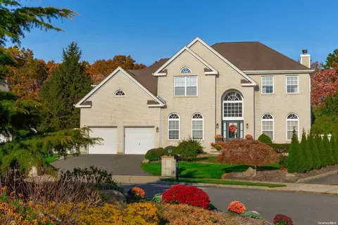 23 Trail Blazer Ct, Holbrook, NY 11741