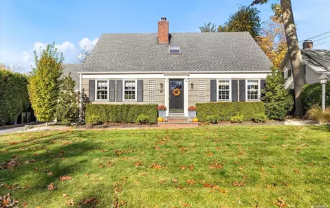 4 Chestnut Ave, Oyster Bay, NY 11545