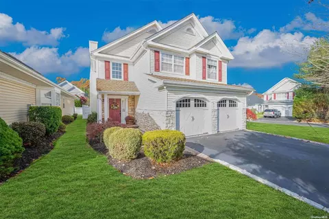 35 Ethan Cir #35, Middle Island, NY 11953