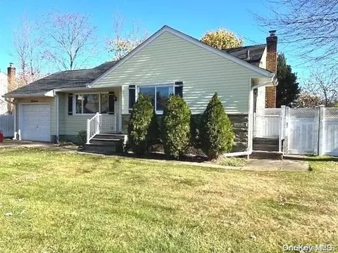 14 Seneca Dr, Massapequa, NY 11758