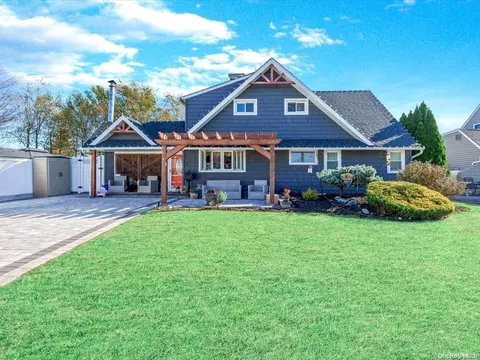 17 Tinder Ln, Levittown, NY 11756