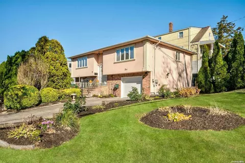 3 Bayville Park Blvd, Bayville, NY 11709