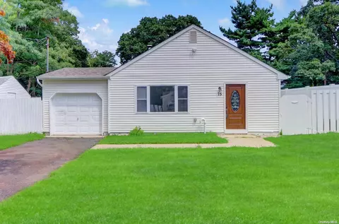 75 Casement Ave, Central Islip, NY 11722
