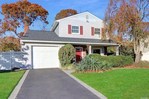 25 Norwood Ln, Lake Ronkonkoma, NY 11779