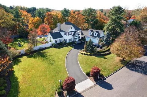 2 Red Cedar Ct, Dix Hills, NY 11746