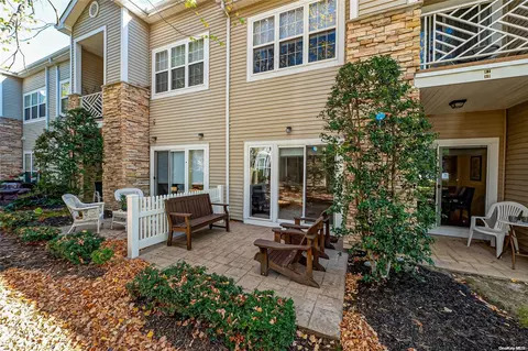 89 Carriage Ln #89, Plainview, NY 11803