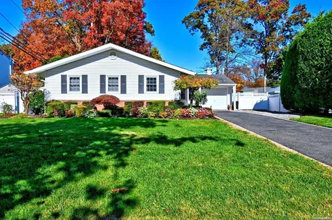 17 Cedarwood Ln, Commack, NY 11725
