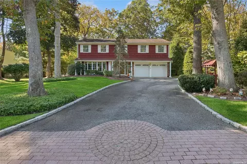 4 Old Landers Ct, Smithtown, NY 11787