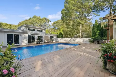 84 Montauk Hwy, Westhampton, NY 11977