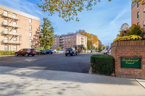4 Birchwood Ct #3D, North Hempstead, NY 11501