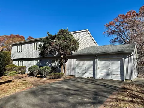 24 Timbercrest Ln, Centereach, NY 11720
