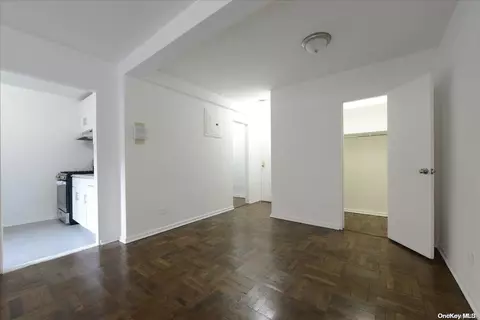 1040 Neilson St #6K, New York, NY 11691