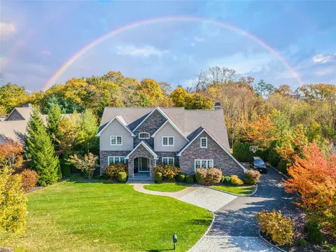 9 Buckingham Ct, Syosset, NY 11791