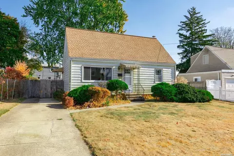 151 W 21st St, Deer Park, NY 11729