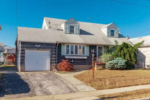 40 Roeckel Ave, Valley Stream, NY 11580