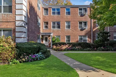11 Edwards St #3A, North Hempstead, NY 11577