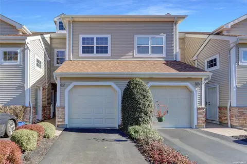 104 Carriage Ln #144, Plainview, NY 11803