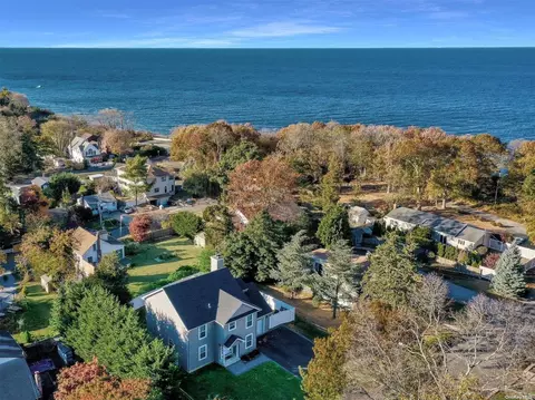 32 Dogwood Rd, Rocky Point, NY 11778
