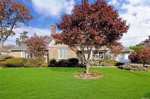 25 Chestnut St, Massapequa, NY 11758