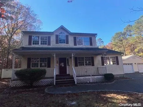8 Charter Ct, Manorville, NY 11949