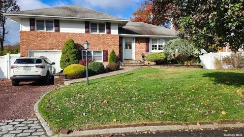 16 Grover Ln, East Northport, NY 11731