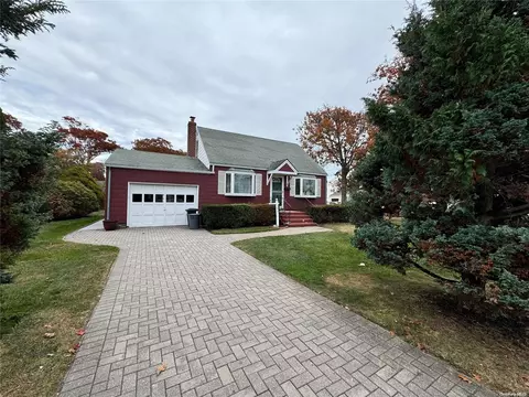388 S Erie Ave, Lindenhurst, NY 11757