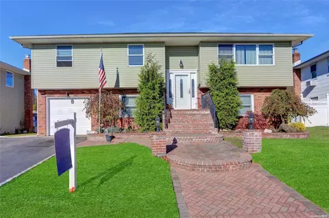 46 Dennis Ln, Bethpage, NY 11714