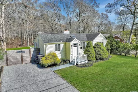 39 Foster Ave, Hampton Bays, NY 11946