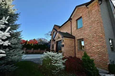 2 Monroe Ave, Merrick, NY 11566