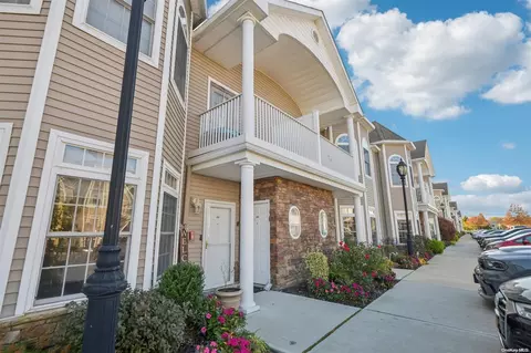 65 Jacqueline Way #65, North Babylon, NY 11703