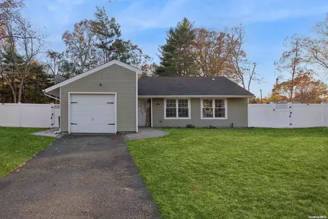 6 Hale Ln, Coram, NY 11727