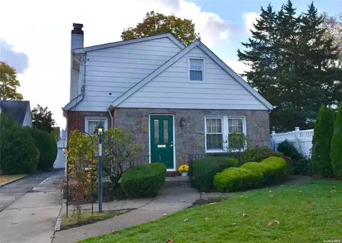 684 Tulip Ave, Floral Park, NY 11001