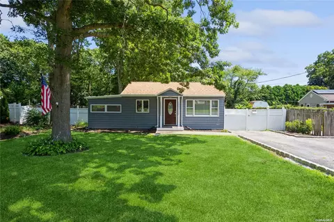 334 Carnation Dr, Shirley, NY 11967