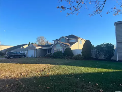 8 Thrasher Ave, Bellport, NY 11713
