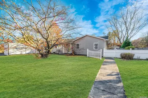 37 Rosedale Ave, Medford, NY 11763