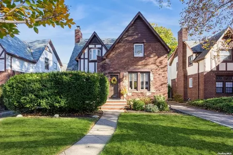 105 Gilmore Blvd, Floral Park, NY 11001