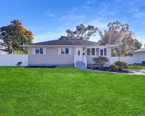51 Lynda Dr, Lake Ronkonkoma, NY 11779