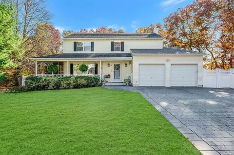 6 Deera Ln, Farmingville, NY 11738