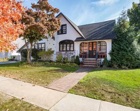 27 Birch Dr, Merrick, NY 11566