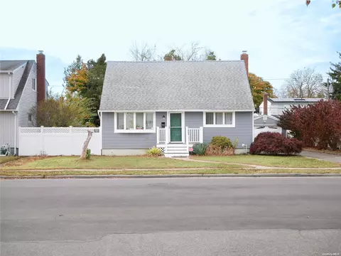 94 Cliff Dr, Hicksville, NY 11801