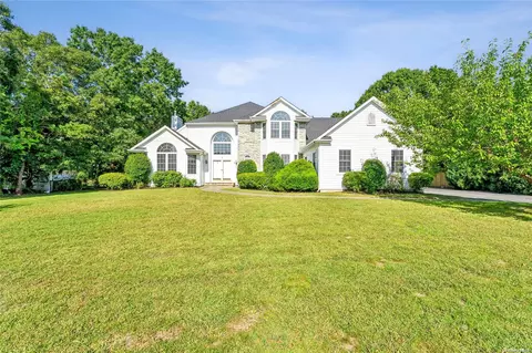 8 Homecoming, Setauket, NY 11733