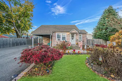 11 Hawthorne St, Deer Park, NY 11729