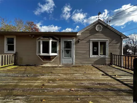 2468 River Rd, Calverton, NY 11933